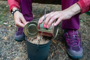 Kız güveci karabuğday lapasının içine koyuyor..