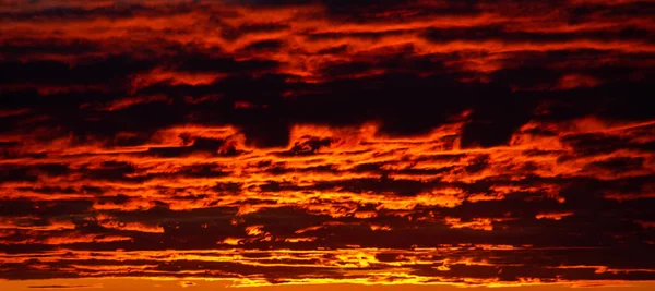 Nuvens Iluminadas Pelo Pôr Sol Sobre Águas Azuis Mar Báltico — Fotografia de Stock