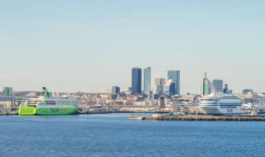 23 Nisan 2019, Tallinn, Estonya. Tallink Silja Europa ve Star 'ın Tallinn limanındaki Estonya nakliye gemisinin hızlı yolcu ve araç feribotları.
