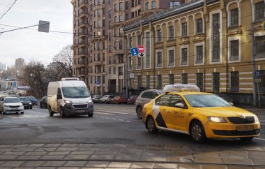 10 Mart 2019 Moskova, Rusya. Yandex.Taksi Moskova 'da bir caddede bulutlu bir havada.