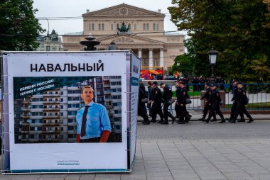 31 Ağustos 2013 Moskova, Rusya. Moskova 'daki Bolşoy tiyatrosunun önündeki tiyatro meydanında Rus politikacı Alexey Navalny' nin seçim sembollerinin olduğu bir pankart..