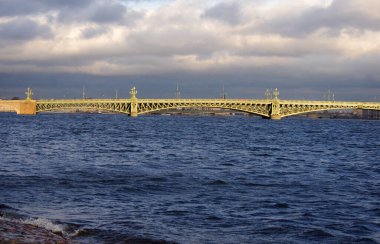 Trinity köprüsü ve Saint Petersburg 'daki Neva nehri.