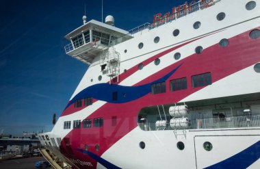 23 Nisan 2019, Tallinn, Estonya. Tallink Baltık Kraliçesi 'nin Tallinn Limanı' ndaki Estonya nakliye gemisinin hızlı yolcu ve araç feribotu.