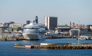 23 Nisan 2019, Tallinn, Estonya. Tallink Silja Europa 'nın Tallinn limanındaki Estonya nakliye gemisinin hızlı yolcu ve araç feribotu.