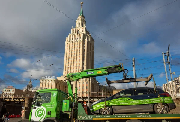 Квітня 2019 Москва Росія Вантажівка Везе Машину Стоянку Задньому Плані — стокове фото