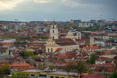 27 Nisan 2018 Vilnius, Litvanya. Eski Vilnius şehrinin Üç Çapraz Dağ manzarası.