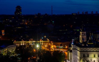 27 Nisan 2018 Vilnius, Litvanya. Geceleyin Three Cross Dağı 'ndan Vilnius' un eski şehrine bakın..