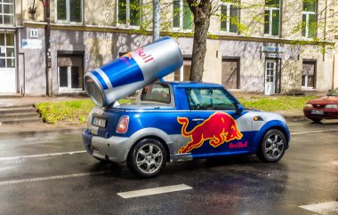 27 Nisan 2018 Vilnius, Litvanya, Car Mini Cooper, Vilnius sokaklarından birinde Red Bull şirketinin sembolü olarak resmedildi..