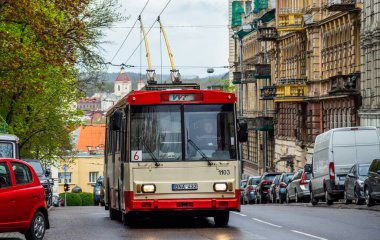 27 Nisan 2018 Vilnius, Litvanya. Vilnius sokaklarından birinde bir tramvay..