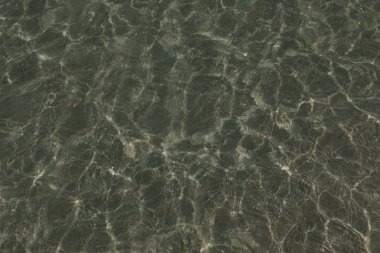 Gün ışığında su dalgaları