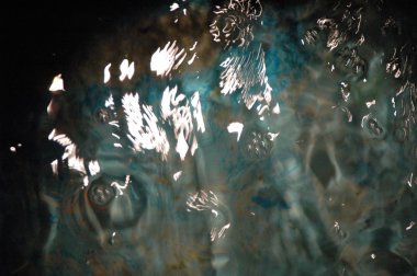 Gün ışığında su dalgaları