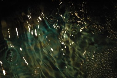 Gün ışığında su dalgaları