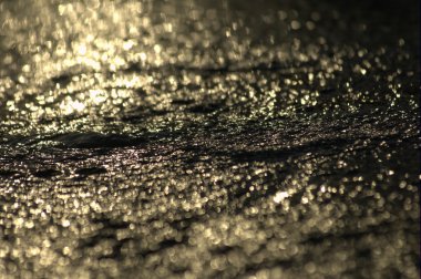 Gün ışığında su dalgaları