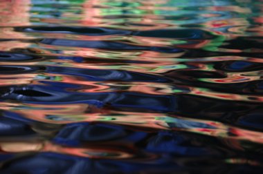 Gün ışığında su dalgaları