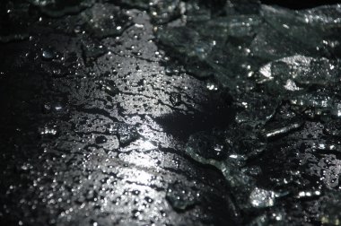 Gün ışığında su dalgaları