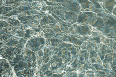 Gün ışığında su dalgaları