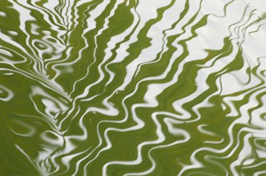 Gün ışığında su dalgaları