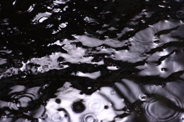 Gün ışığında su dalgaları