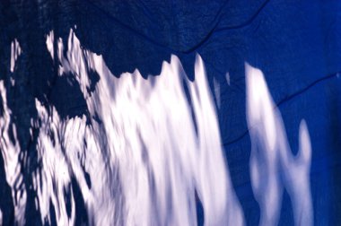 Gün ışığında su dalgaları