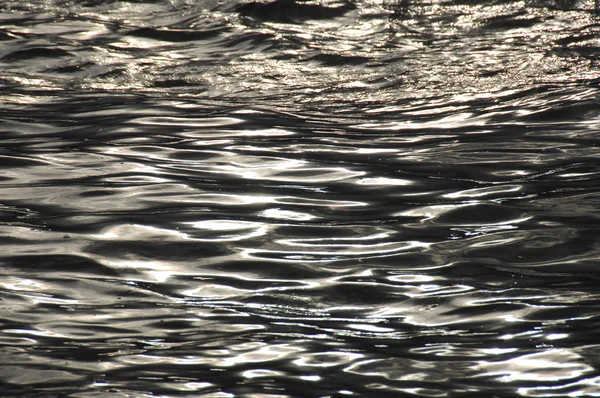 Ondas de agua a la luz del día —  Fotos de Stock