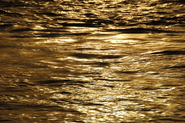 Ondas de agua a la luz del día —  Fotos de Stock