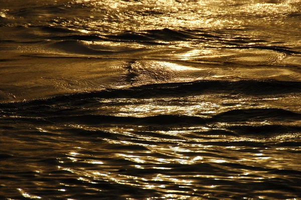 Водні хвилі в денному світлі — стокове фото