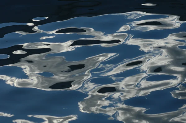 Ondas de agua a la luz del día —  Fotos de Stock