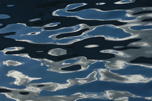 Gün ışığında su dalgaları — Stok fotoğraf
