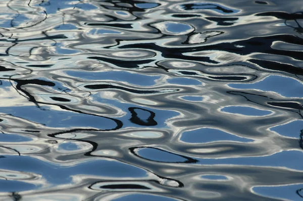 Wasserwellen bei Tageslicht — Stockfoto