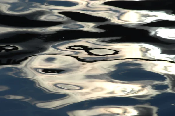 Watergolven bij daglicht — Stockfoto