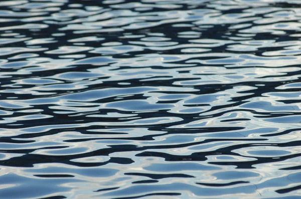 Water waves in daylight — Stock Photo, Image