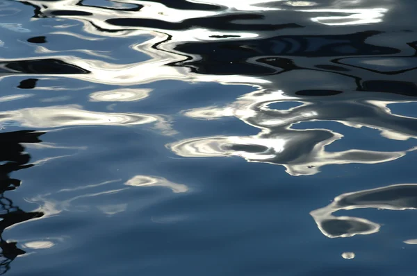Vodní vlny za denního světla — Stock fotografie
