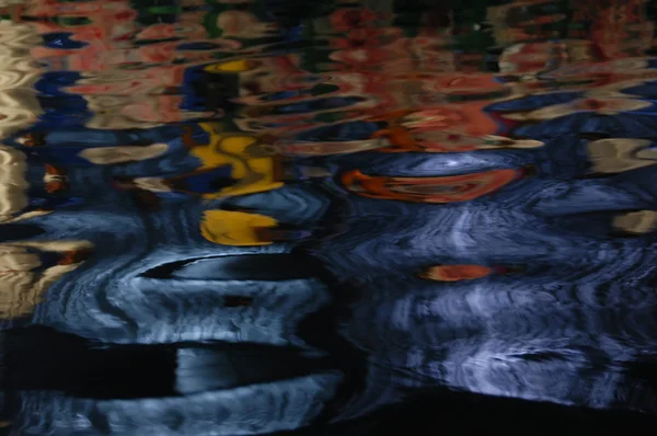 Ondas de agua a la luz del día — Foto de Stock