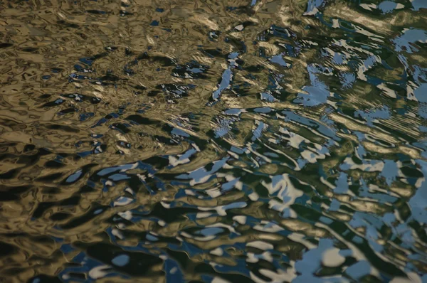 Water waves in daylight — Stock Photo, Image