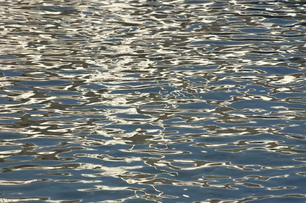 Wasserwellen bei Tageslicht — Stockfoto