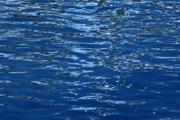 Watergolven bij daglicht — Stockfoto