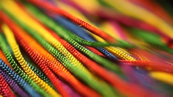 Indisches Textil mit Ornament. Nahaufnahme. farbiges Tuch — Stockvideo