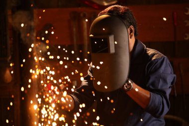 Kulübede kaynak adam