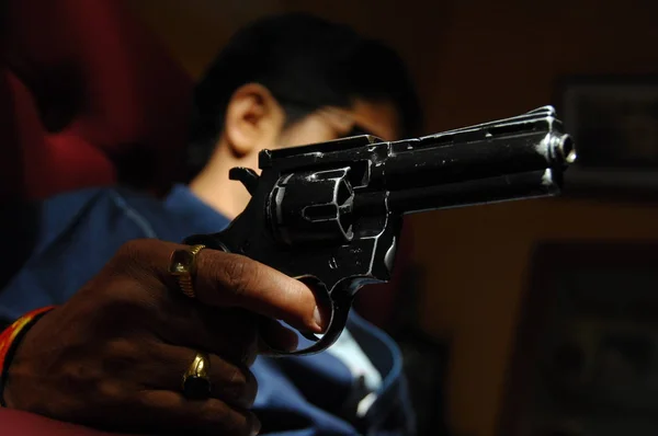 Male Hand with Gun — Stock Photo, Image