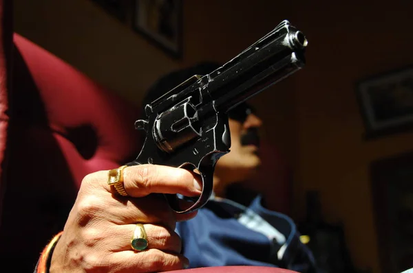 Male Hand with Gun — Stock Photo, Image