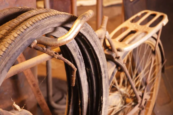 Fabrikada eski lastikler — Stok fotoğraf