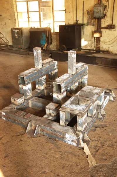 Fabrika içindeki kalelerindendir araçları — Stok fotoğraf