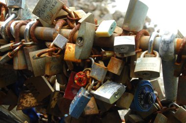 Antika kapı dolabı.