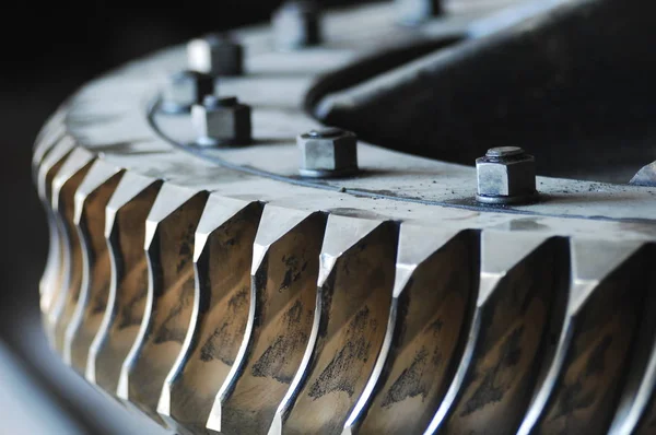 Antieke instrumenten in de fabriek — Stockfoto