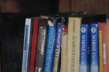 Kütüphanede kitap