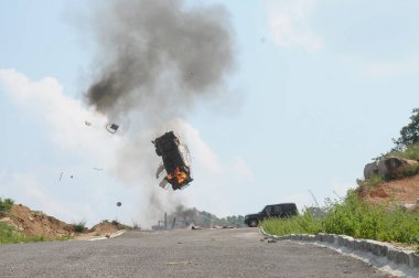 Arabasına bomba patlama