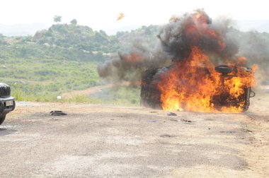 Arabasına bomba patlama
