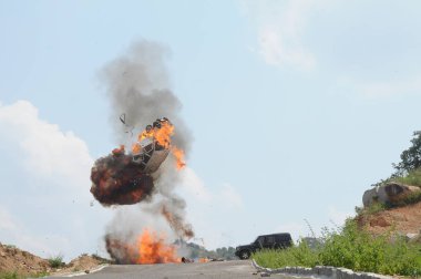 Arabasına bomba patlama