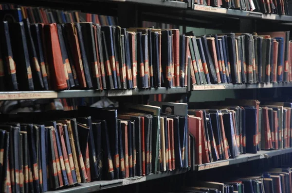 Kütüphanede kitap
