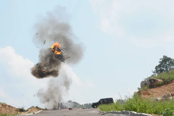 Arabasına bomba patlama